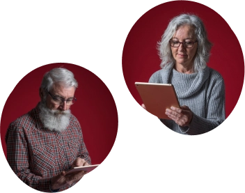 Alte Frau liest ein Buch und alter Mann liest ein Buch